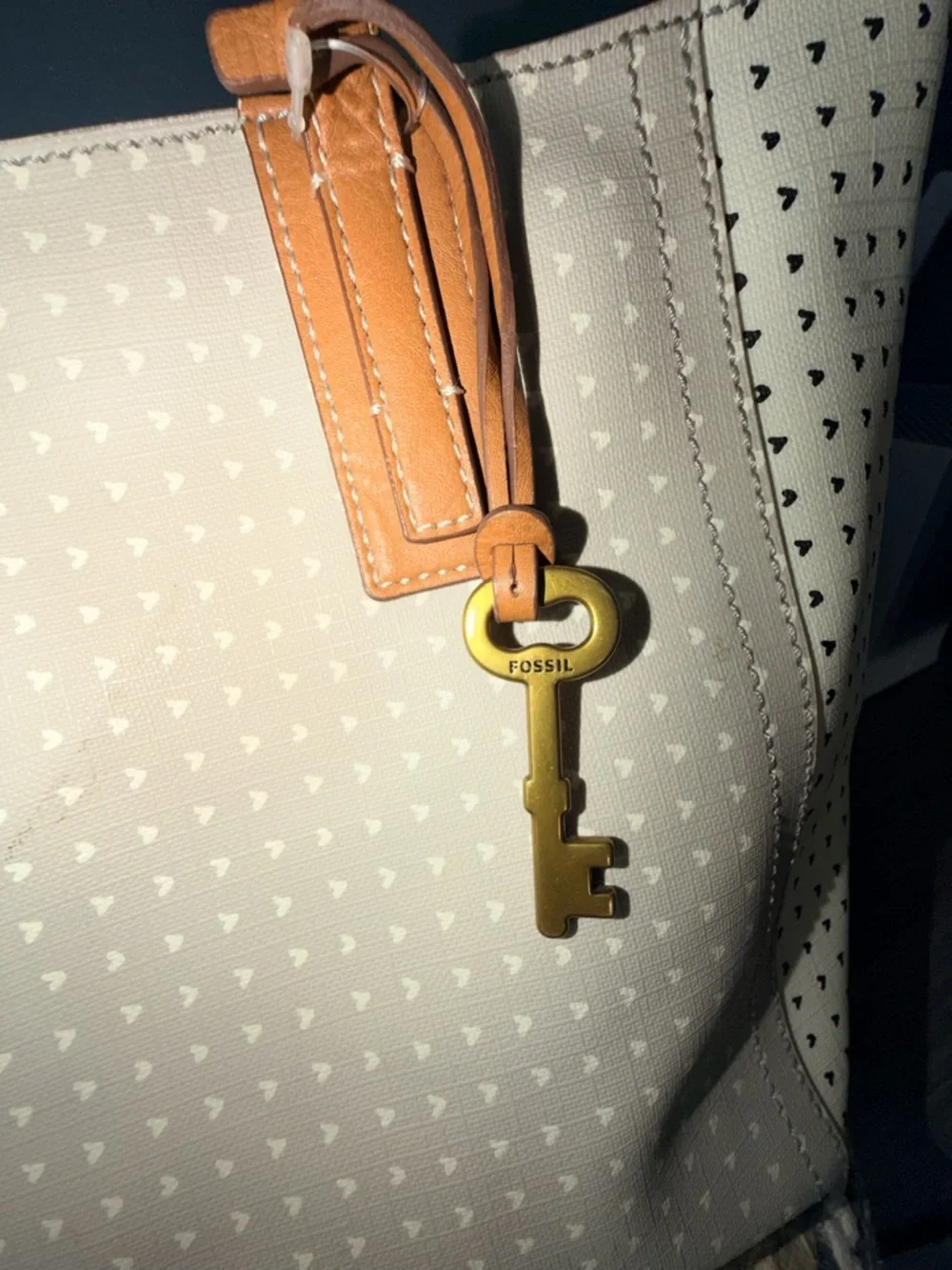 Fossil Emma Tote with Heart Design - Picture 6 of 9